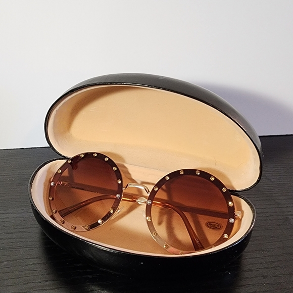 Sunglasses with case - Picture 2 of 4
